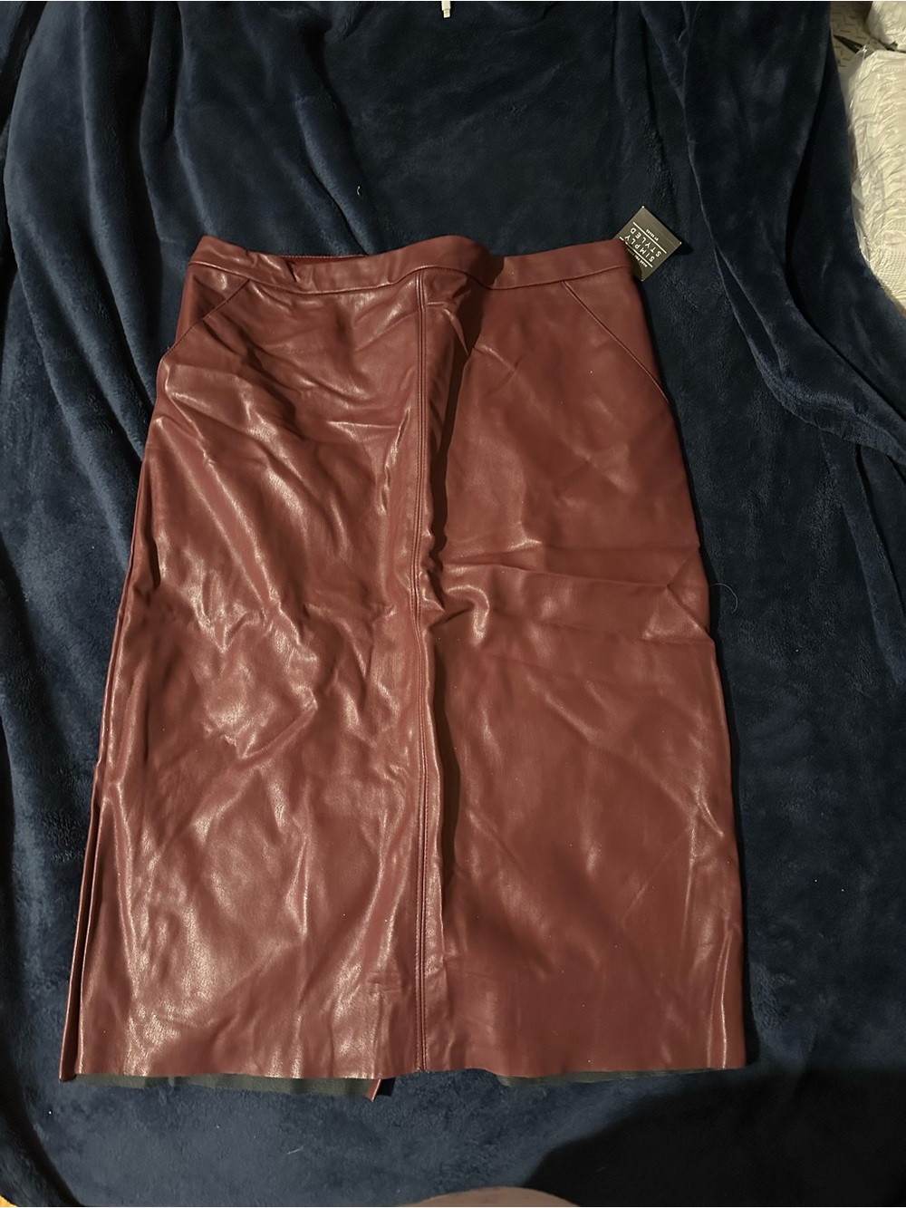 Simply Styled Faux Leather Pencil Skirt in Burgundy